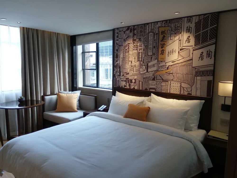 DELUXE, QUEEN BED
