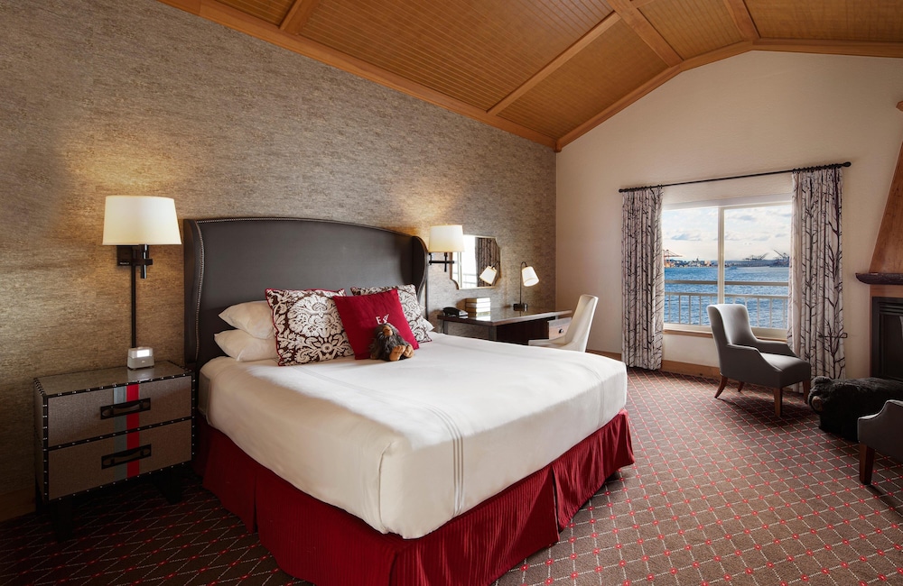 The Edgewater Hotel 6/50