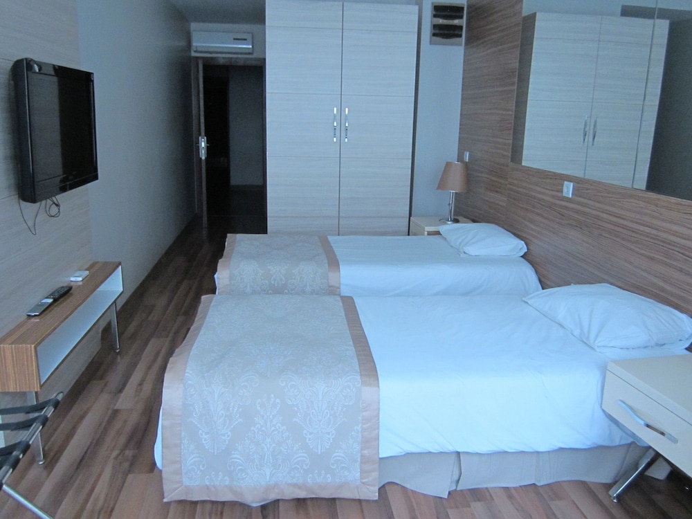 ECONOMY, DOUBLE OR TWIN BED