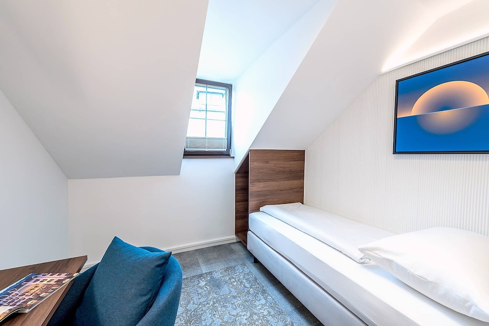 ROOM, SINGLE