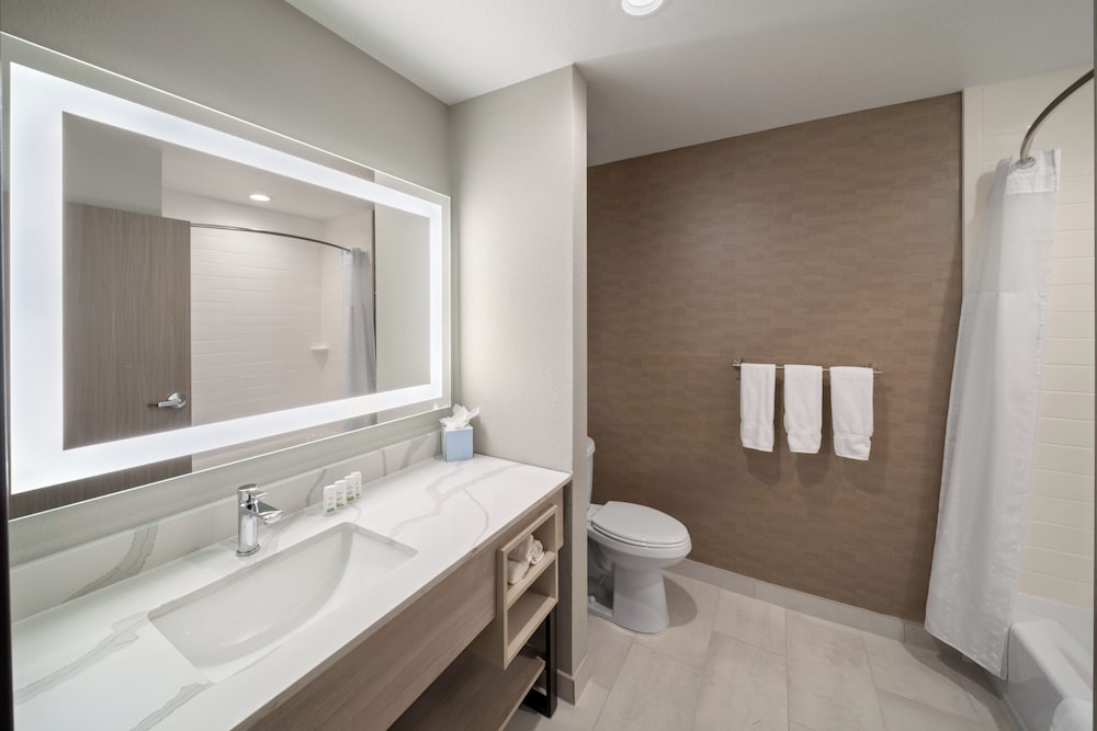 La Quinta Inn & Suites by Wyndham DeSoto 41/44