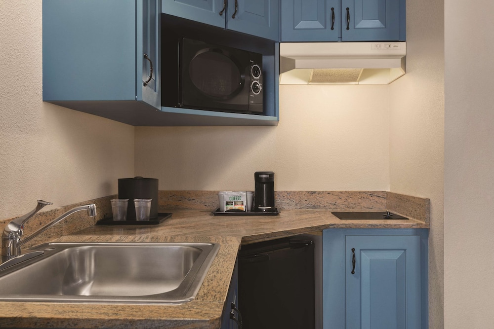 Country Inn and Suites By Radisson, Hagerstown, MD 38/39