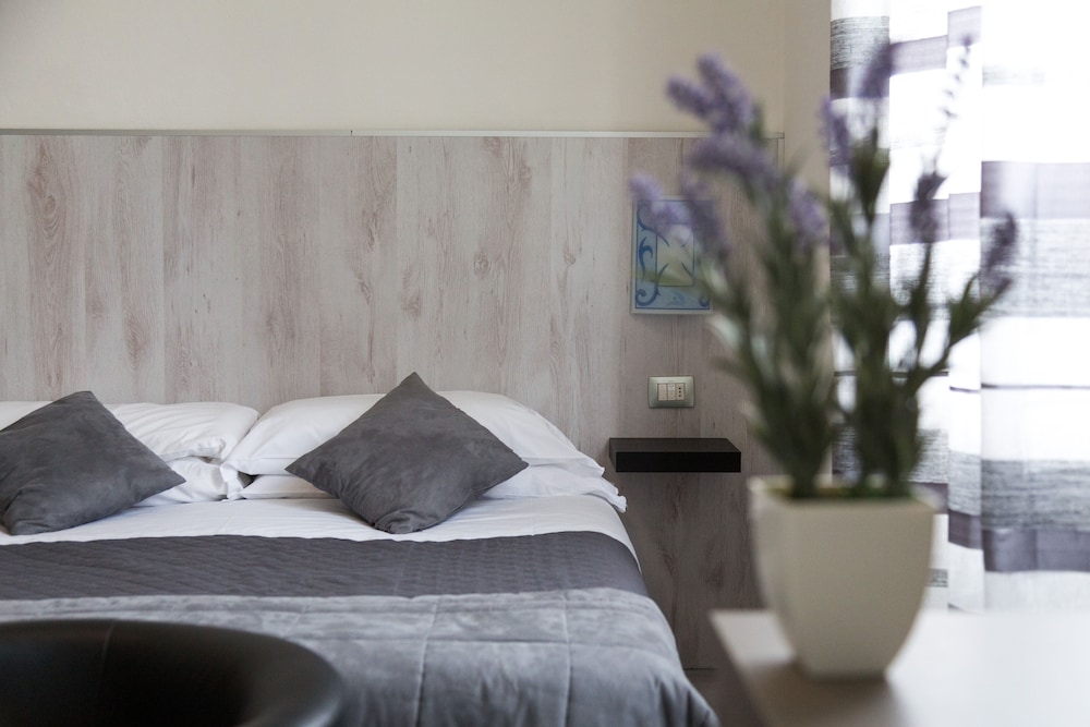 ROOM, QUADRUPLE