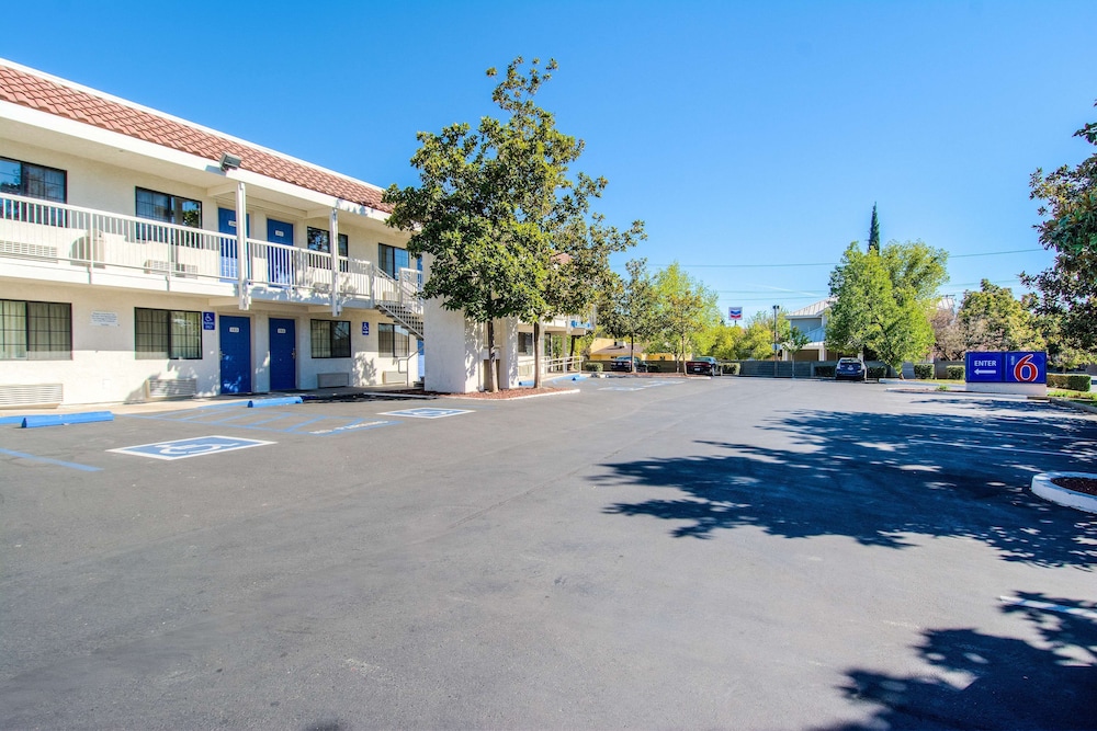 Motel6 Redding, CA - South 29/36