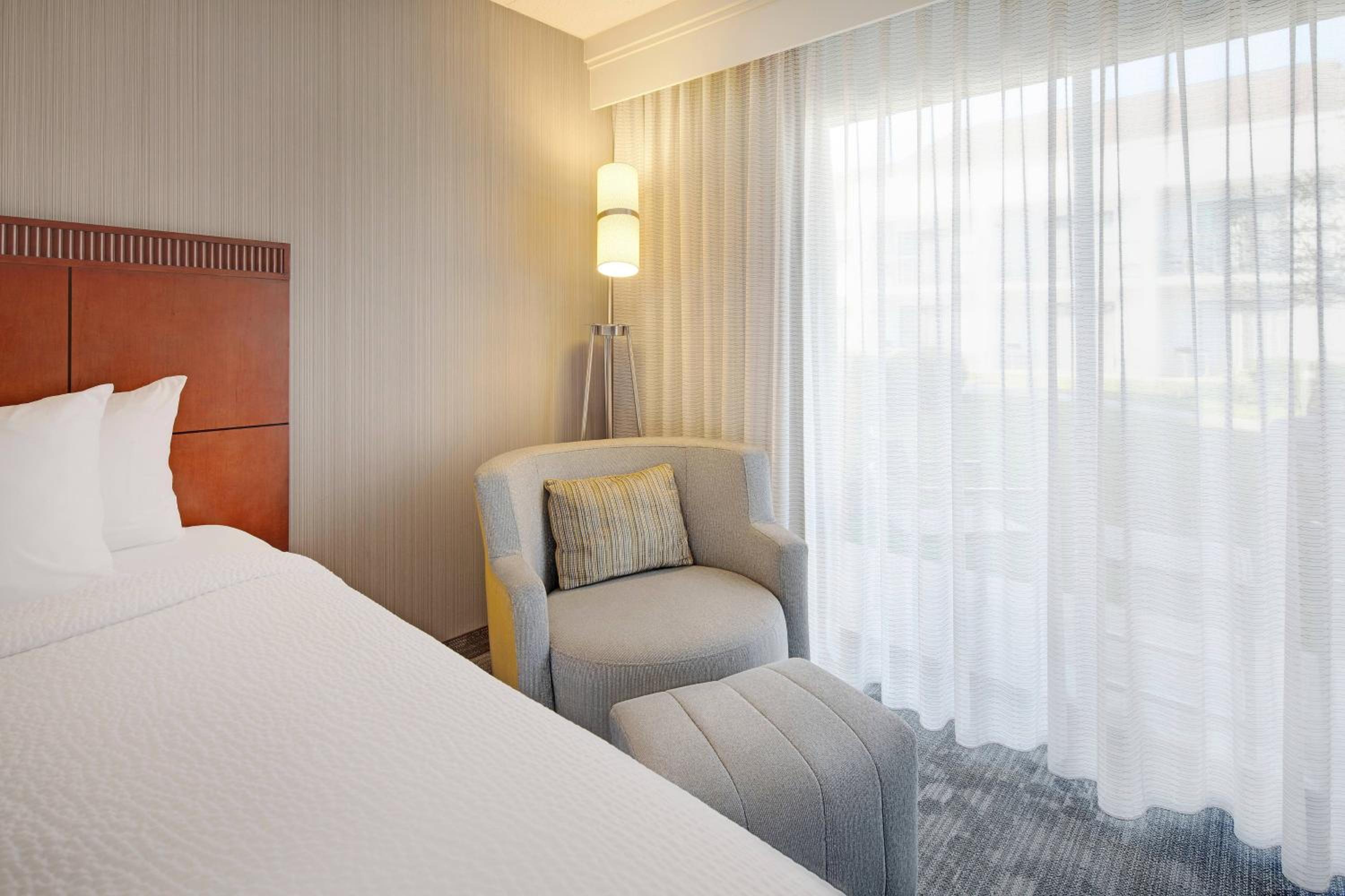 غرفة بسريرين كوين بحوض استحمام لذوي الإعاقة، Courtyard by Marriott Southfield 2/4