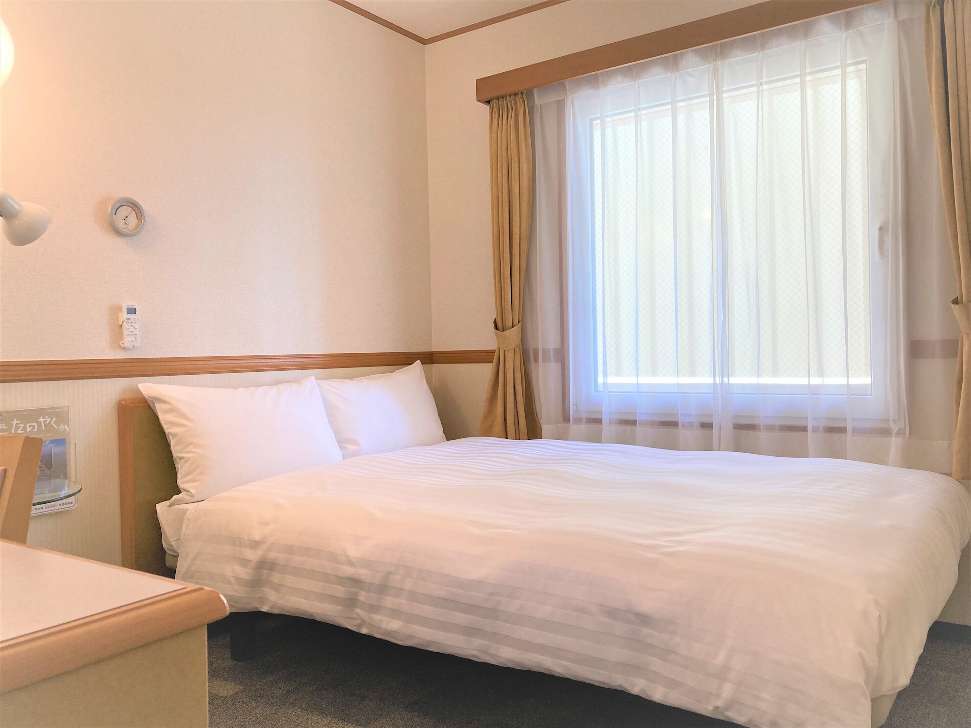 ECONOMY, DOUBLE BED, SMOKING