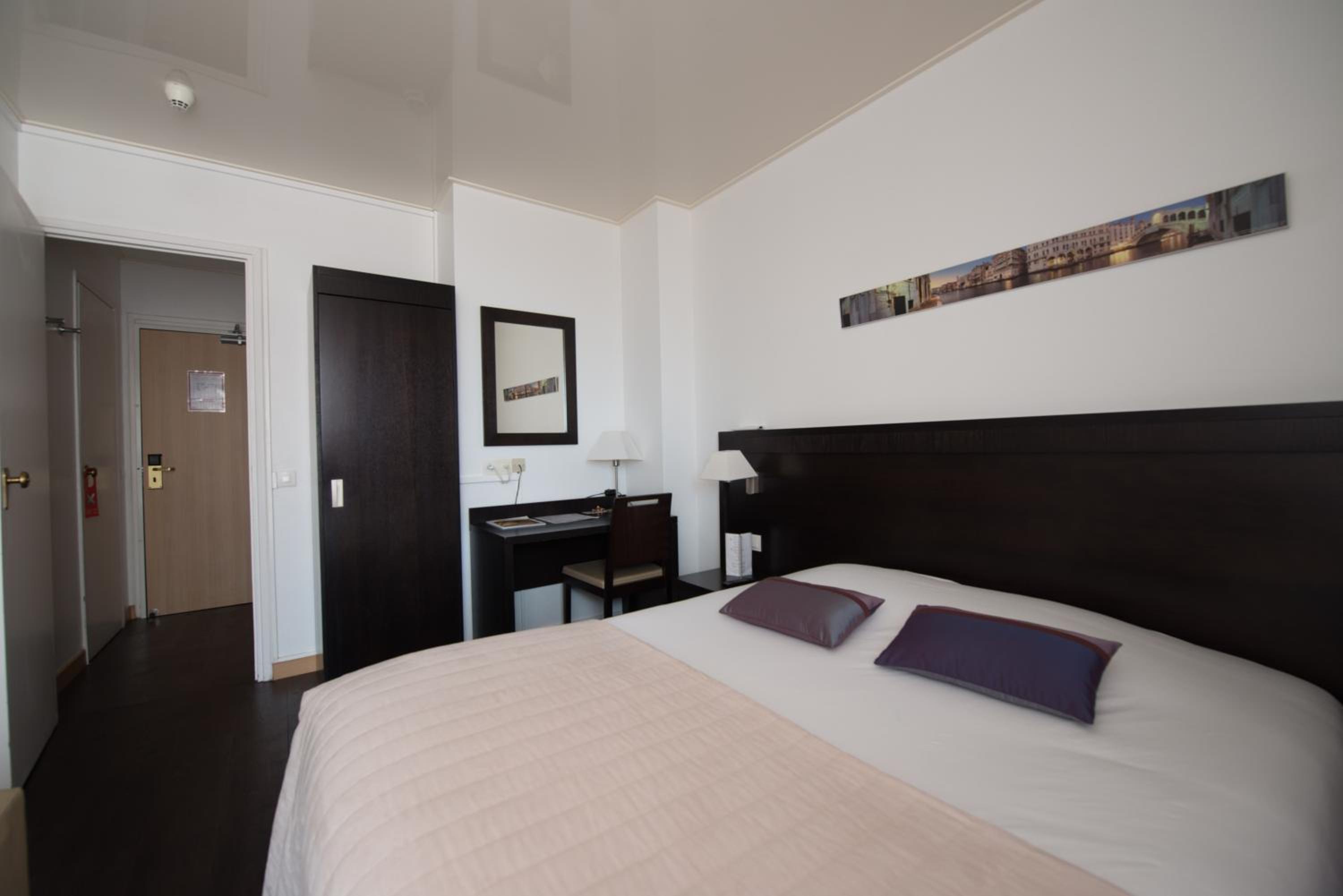 غرفة قياسية بسرير مزدوج