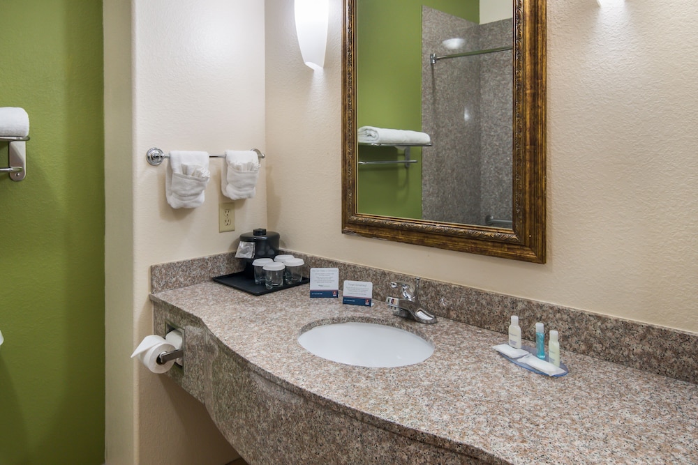Clarion Inn & Suites Weatherford South 13/33