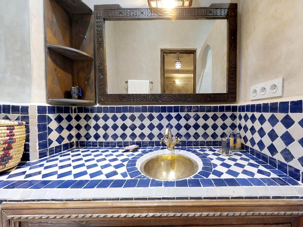 Riad Abaka 6/50