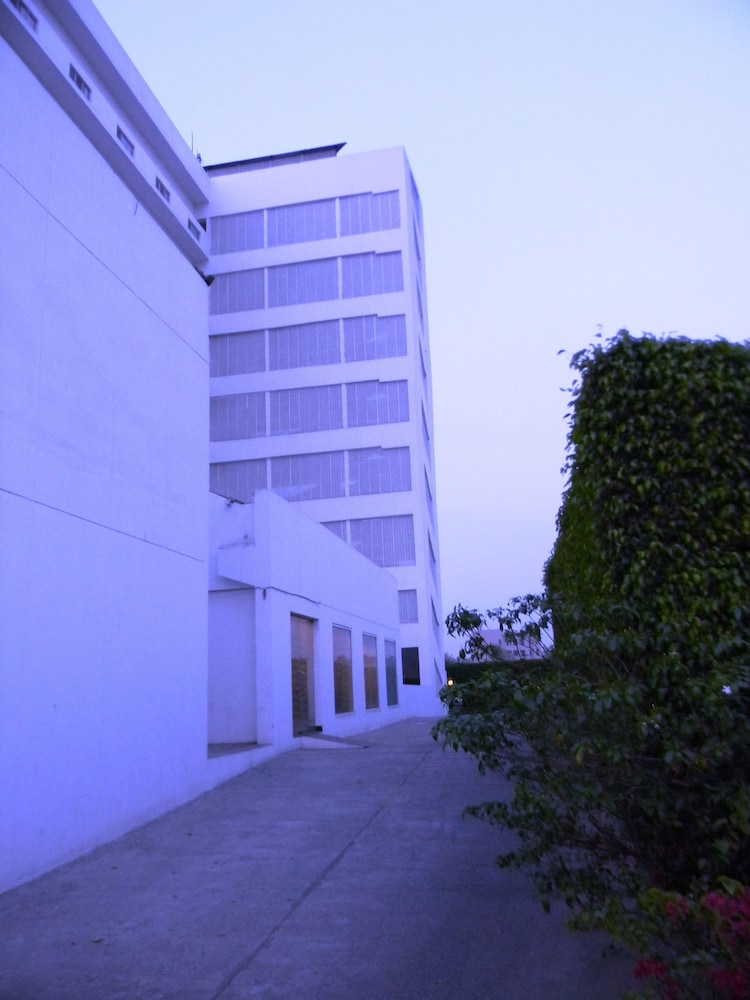 Red Fox Hotel East Delhi 6/59