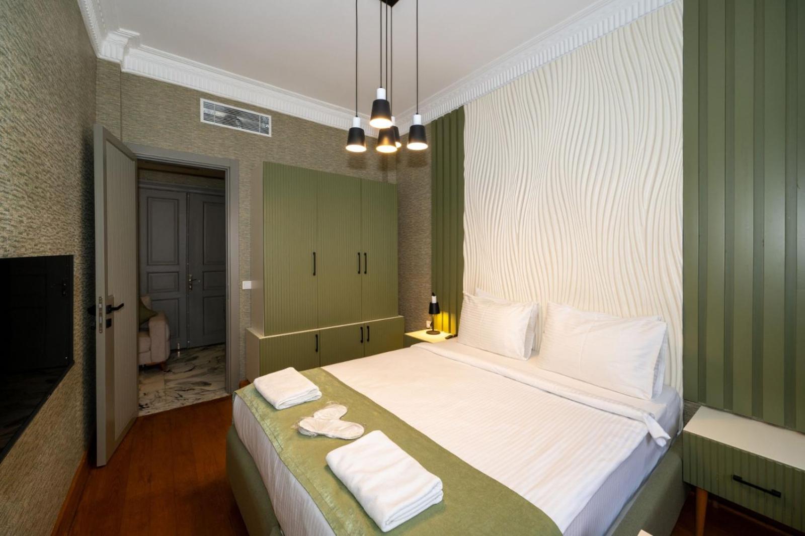 Monev Istanbul 13/48