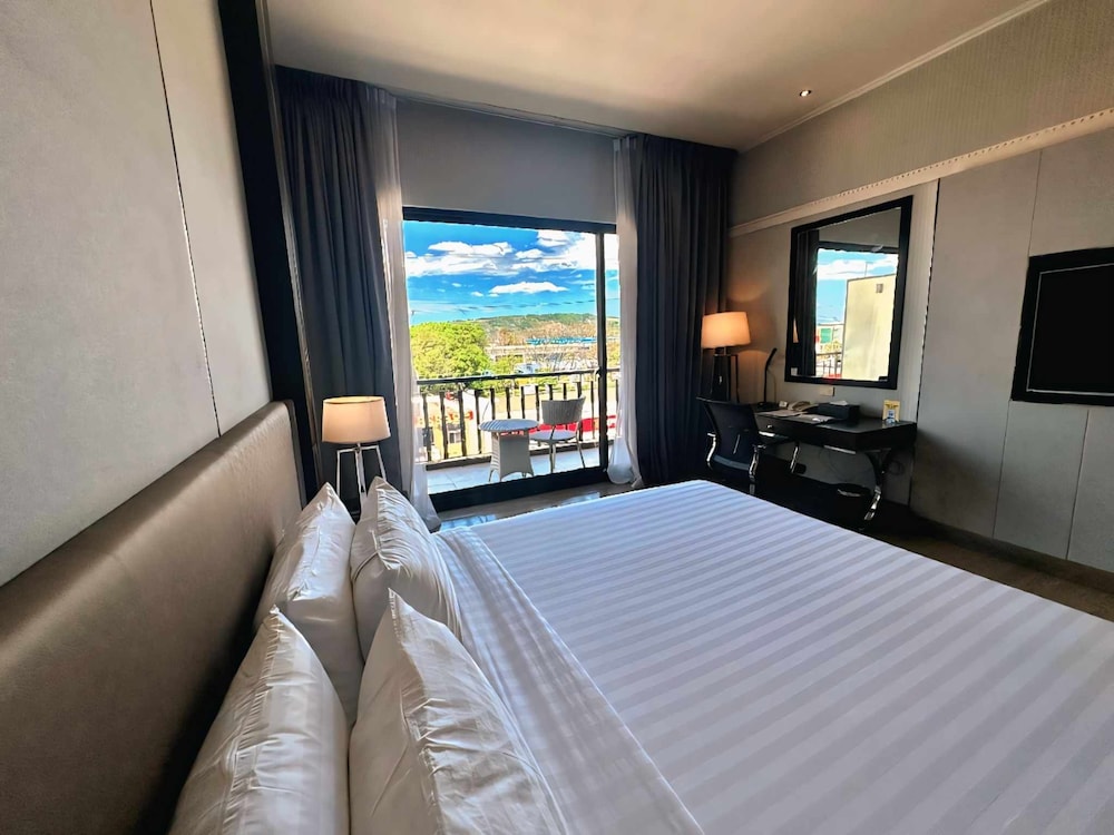 DELUXE, KING BED