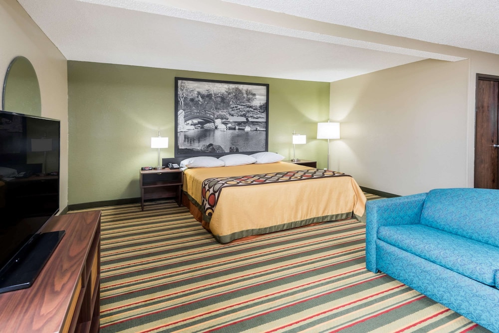 Super 8 By Wyndham Bloomington 15/17