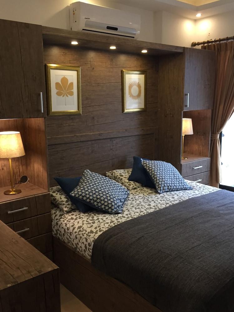 The Royal Luxury Apartments & studios 44/50