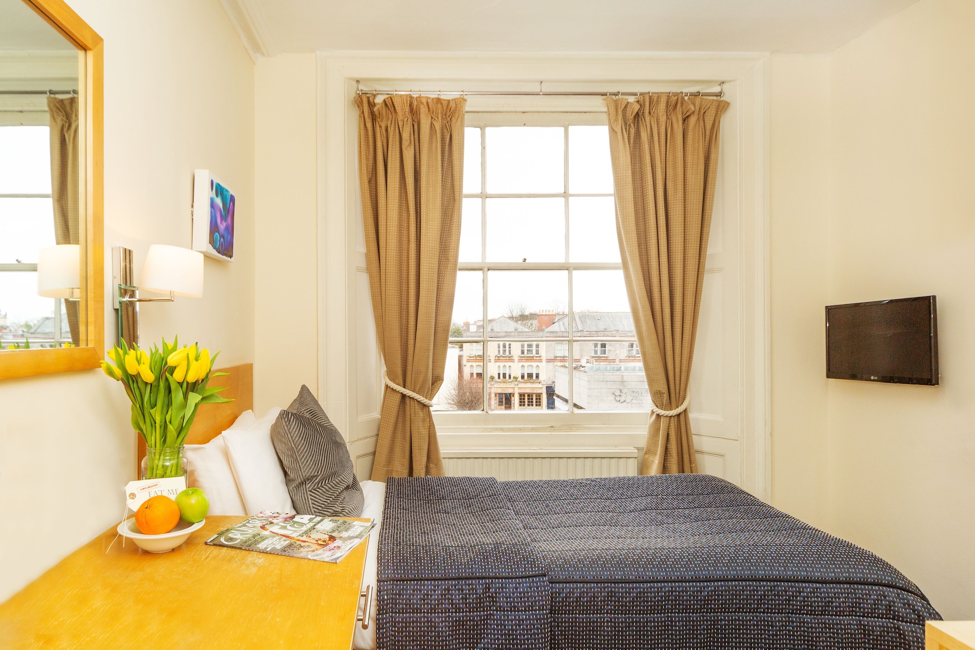 ROOM, SINGLE