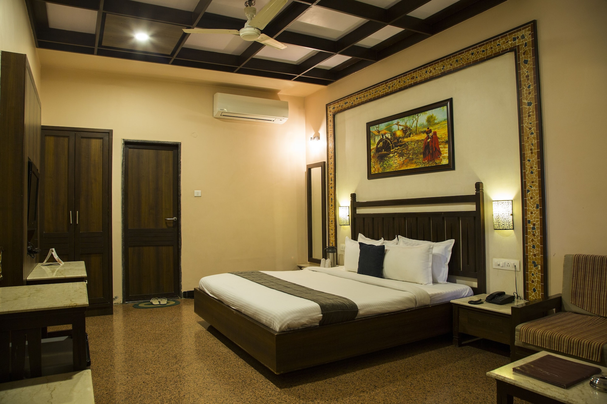 DELUXE, KING BED