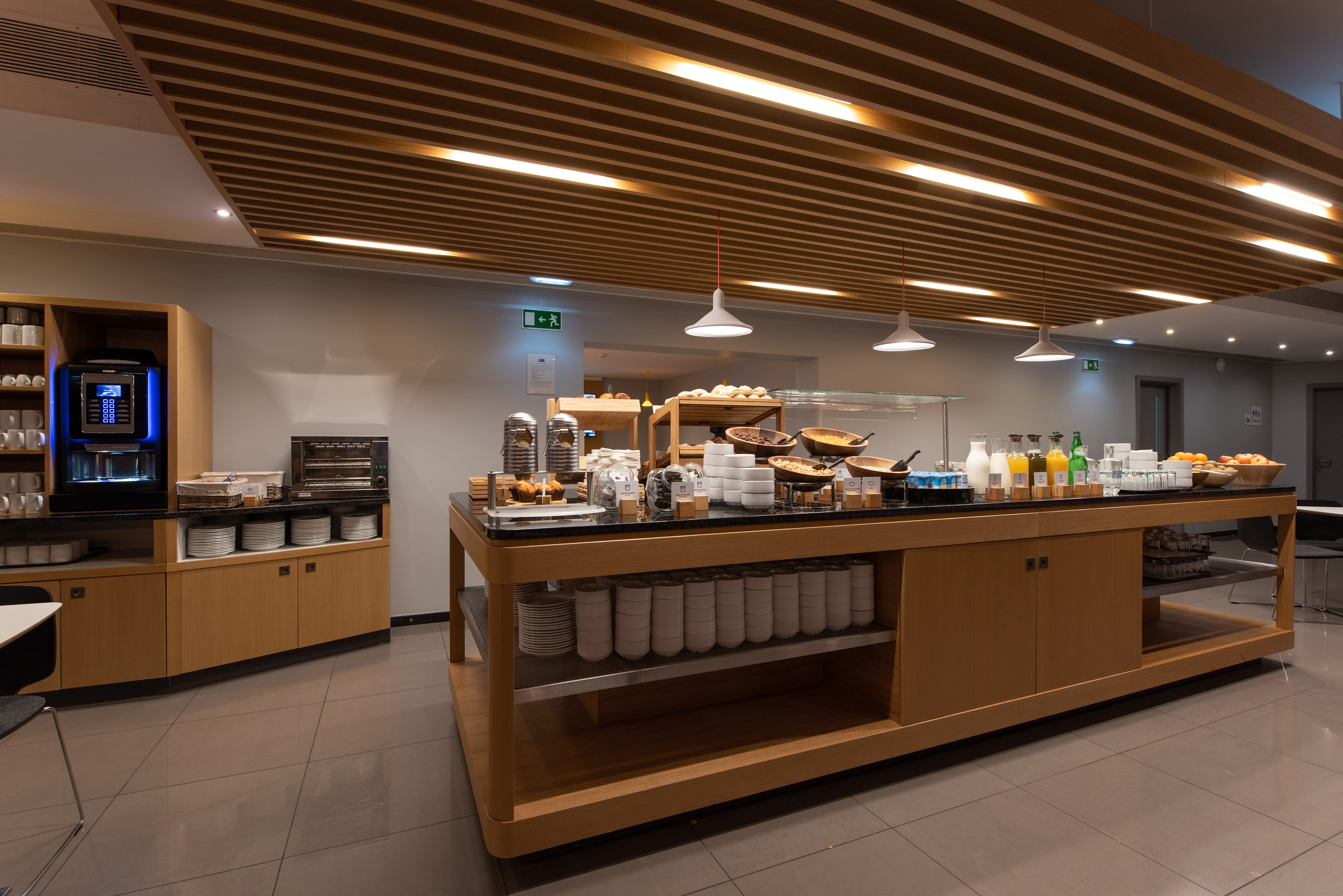 HOLIDAY INN EXPRESS LISBON AIRPORT 57/78