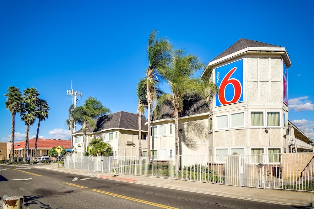 Motel6 Riverside, CA - South 8/51