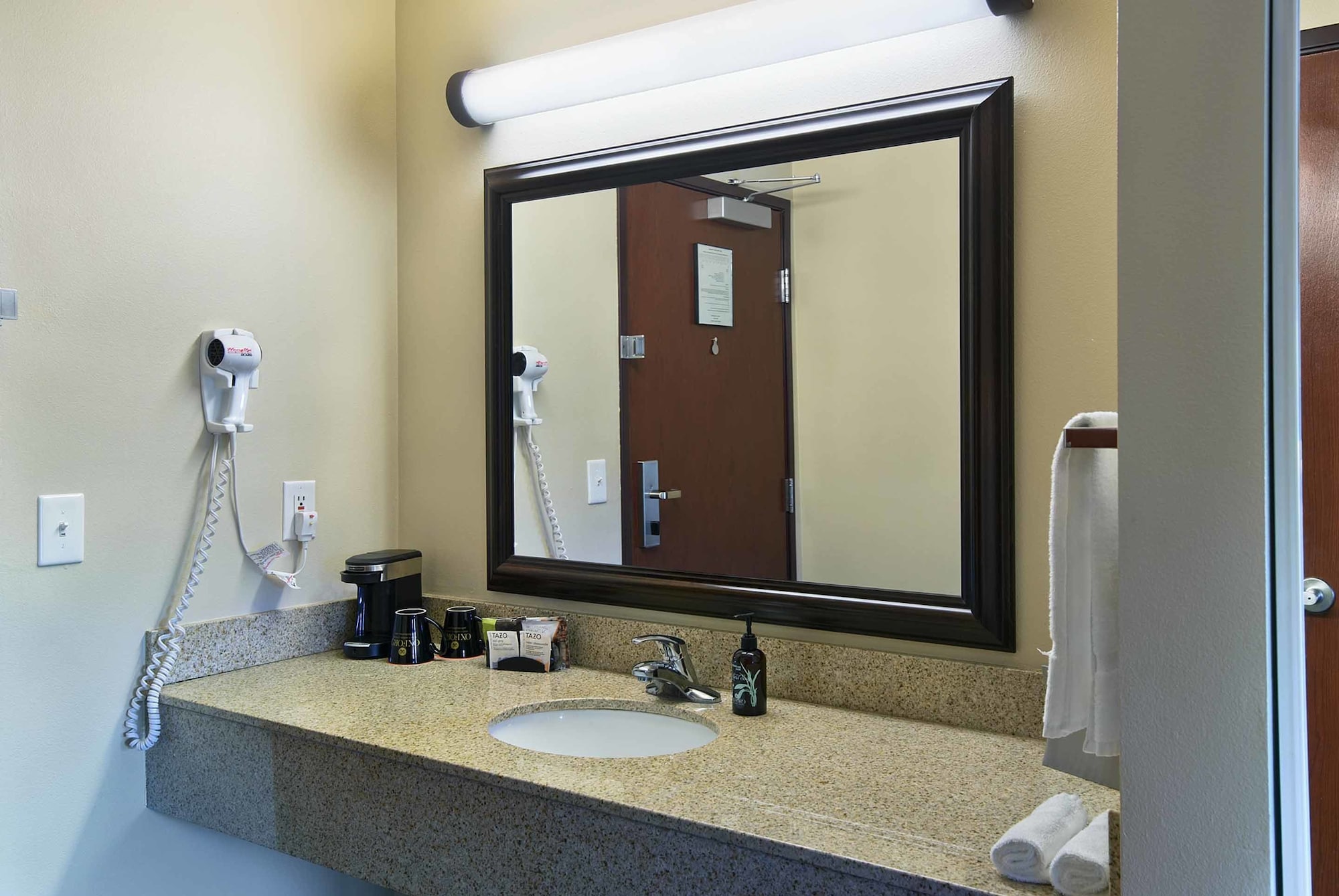 جناح بسرير كينج بإطلالة على النهر مع أريكة، Oxford Suites Yakima 3/3