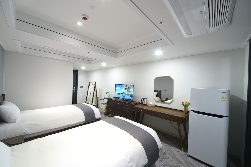 Superior, Twin Beds, Pool Access