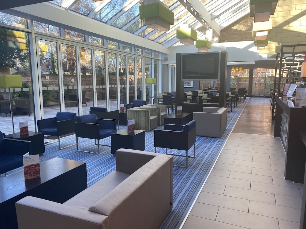 Holiday Inn Express Windsor 60/74