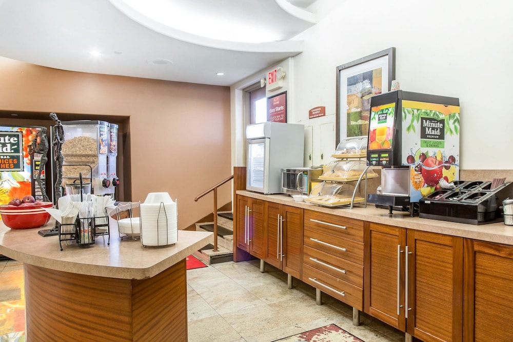 Econo Lodge West Haven 31/38