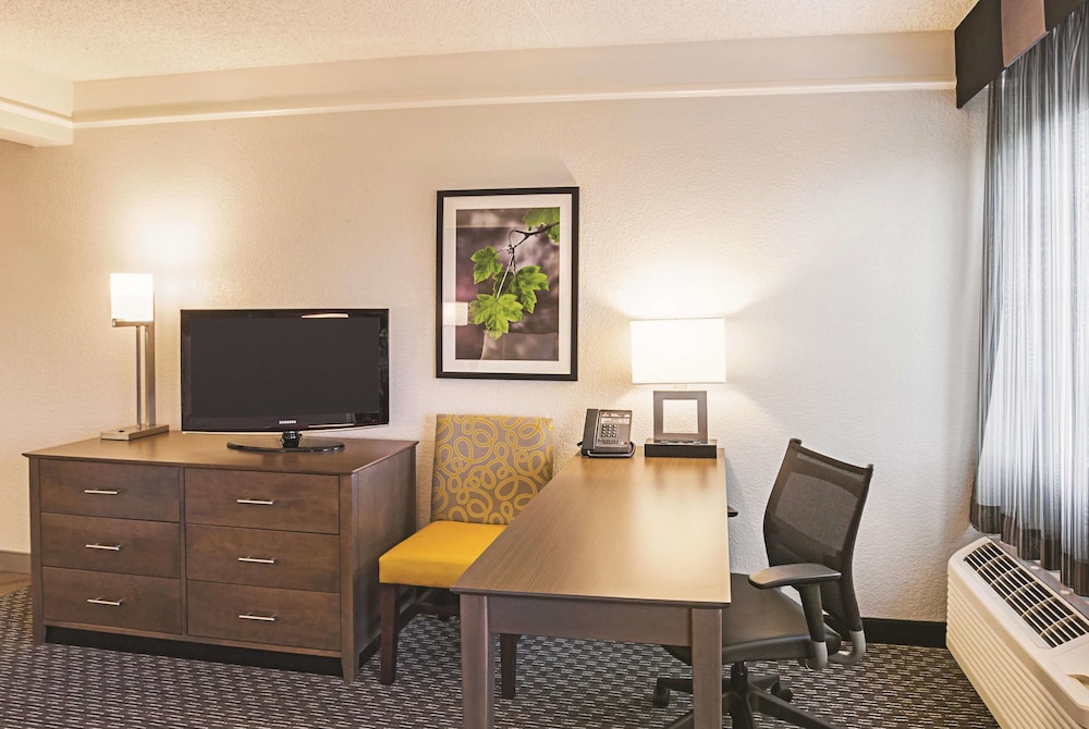 La Quinta Inn & Suites by Wyndham Fort Worth North 41/45