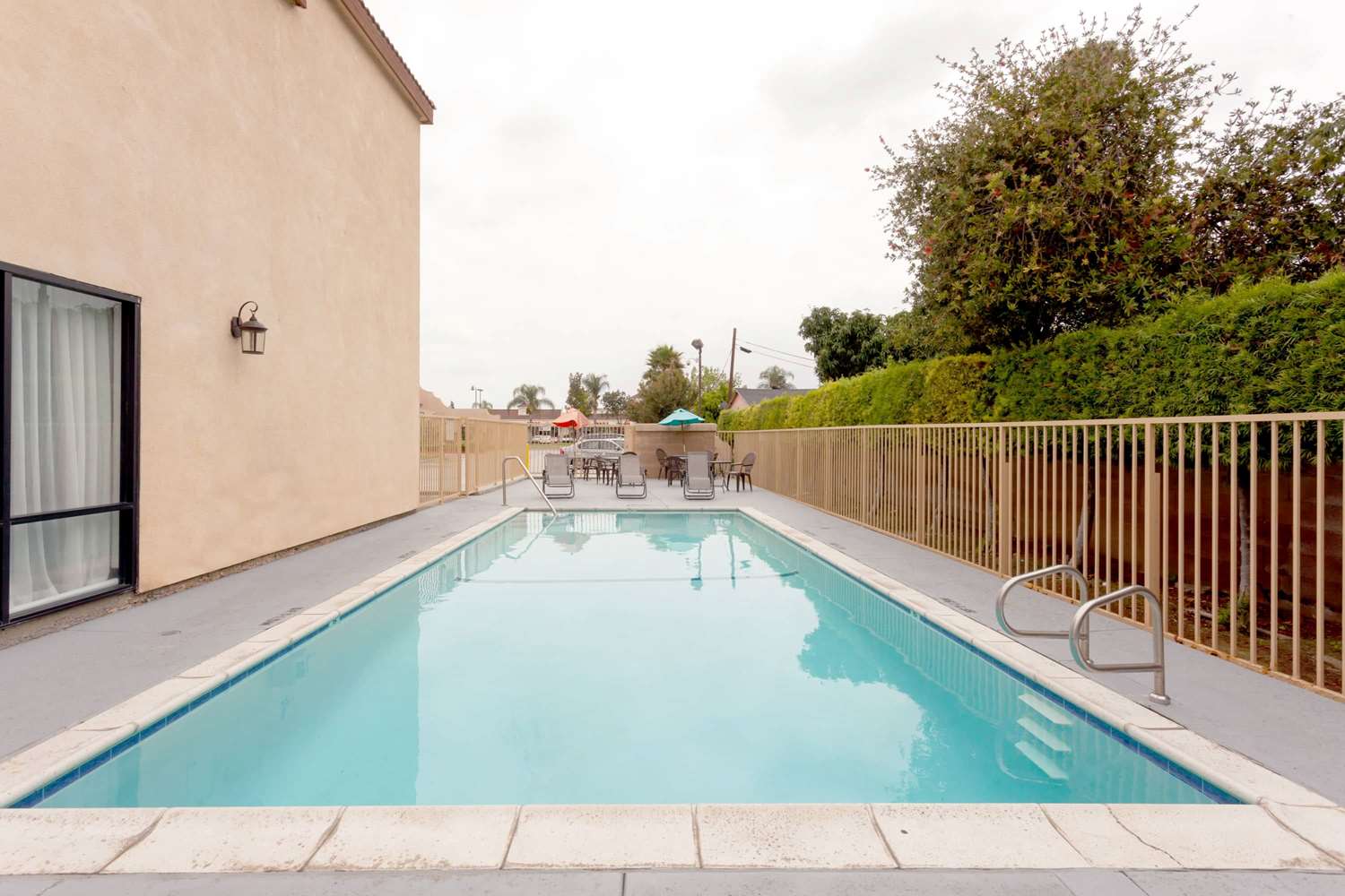 Howard Johnson by Wyndham Pico Rivera Hotel & Suites 14/26