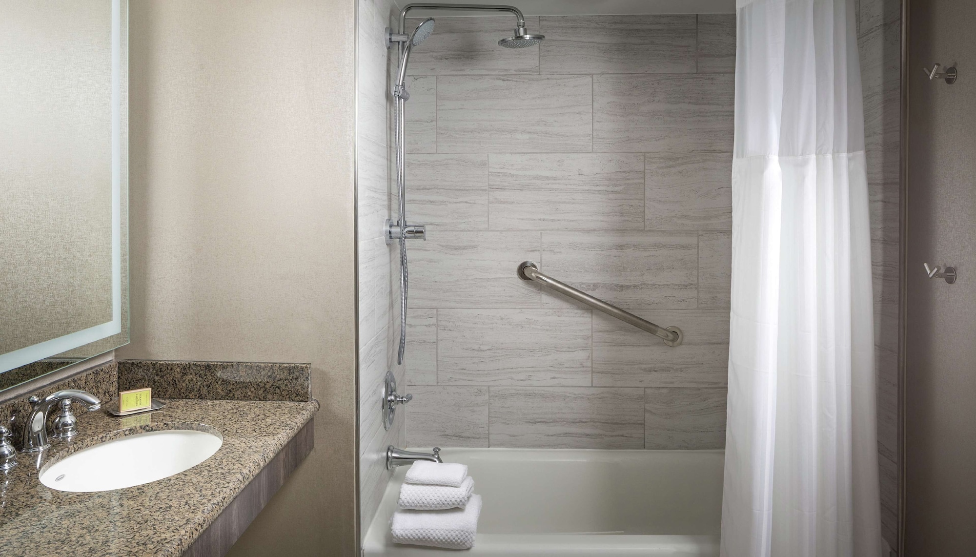 EXECUTIVE, QUEEN BED, ACCESSIBLE