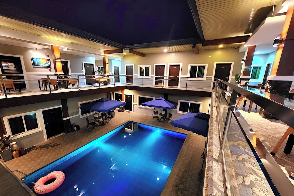 Jo Carter's Hotel & Suites 38/60