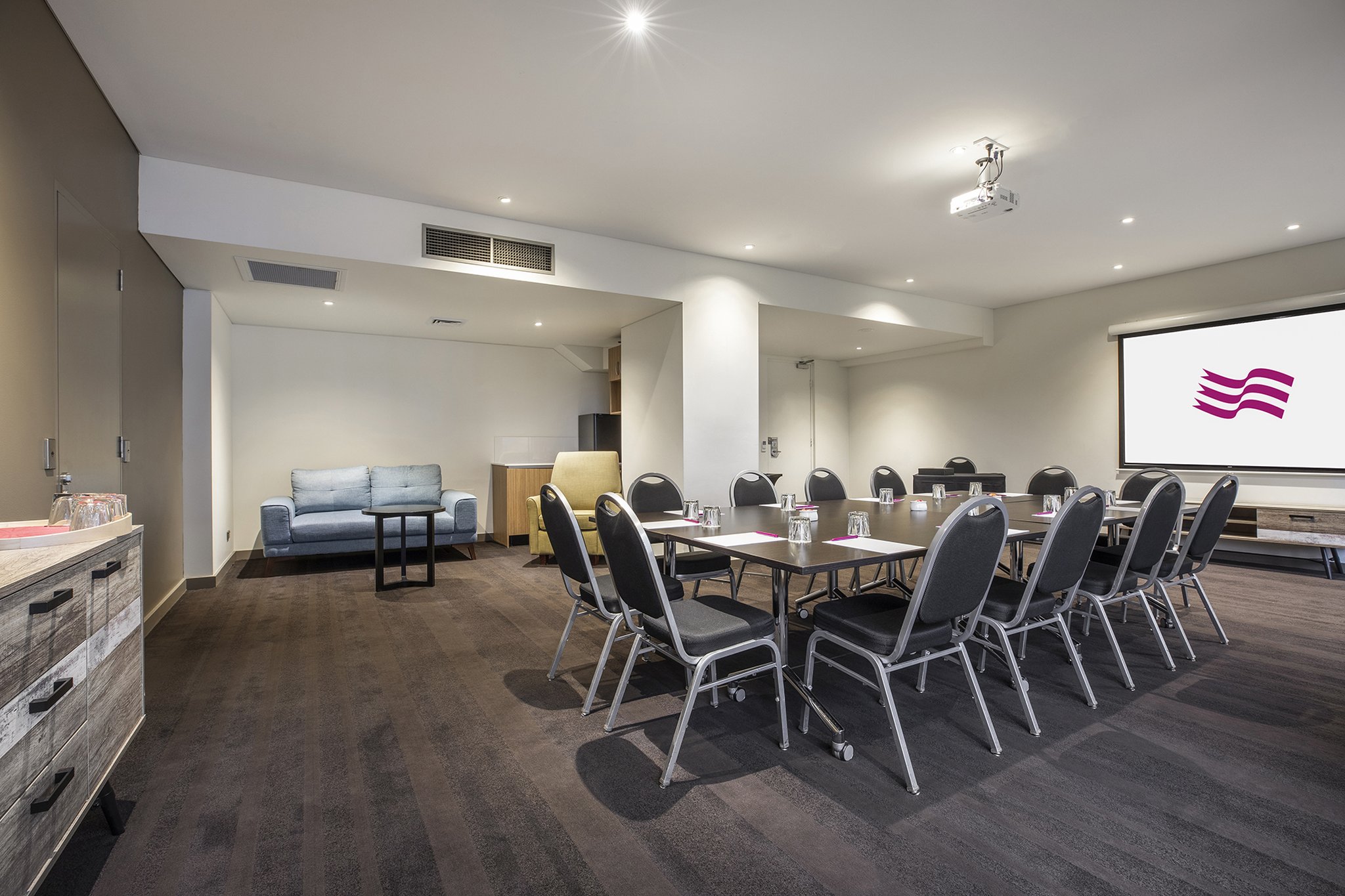 Crowne Plaza Canberra 71/81