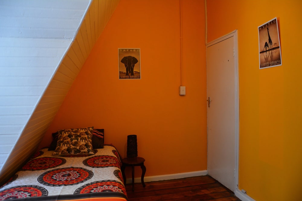 Urban Hive Backpackers 25/50