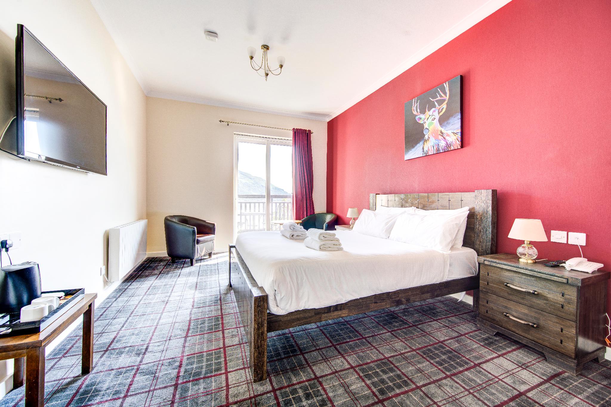 Deluxe, King Bed, Loch View
