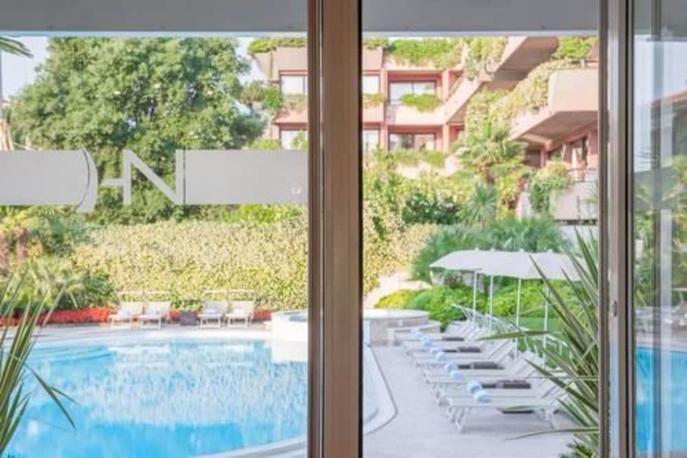 swimming pool spa