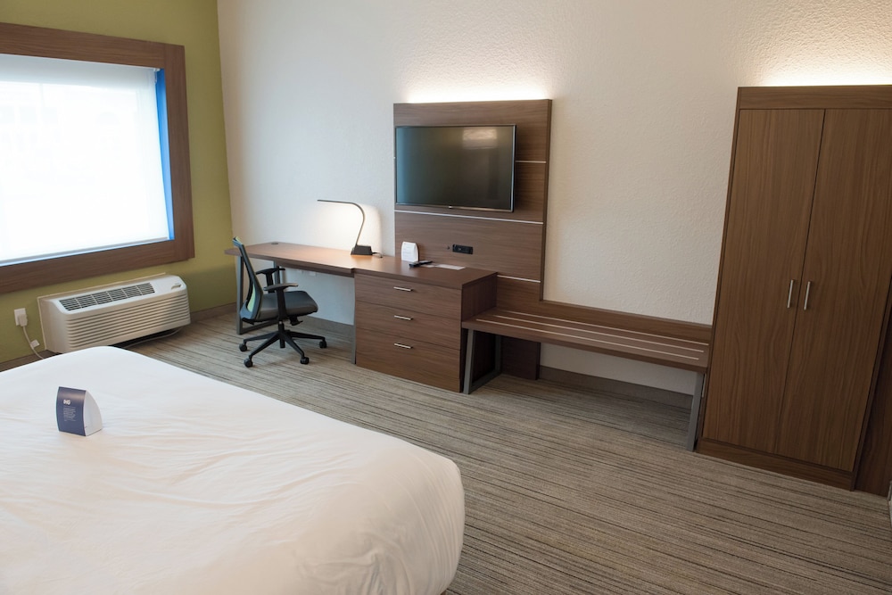 Holiday Inn Express & Suites Dayton North - Vandalia 24/50