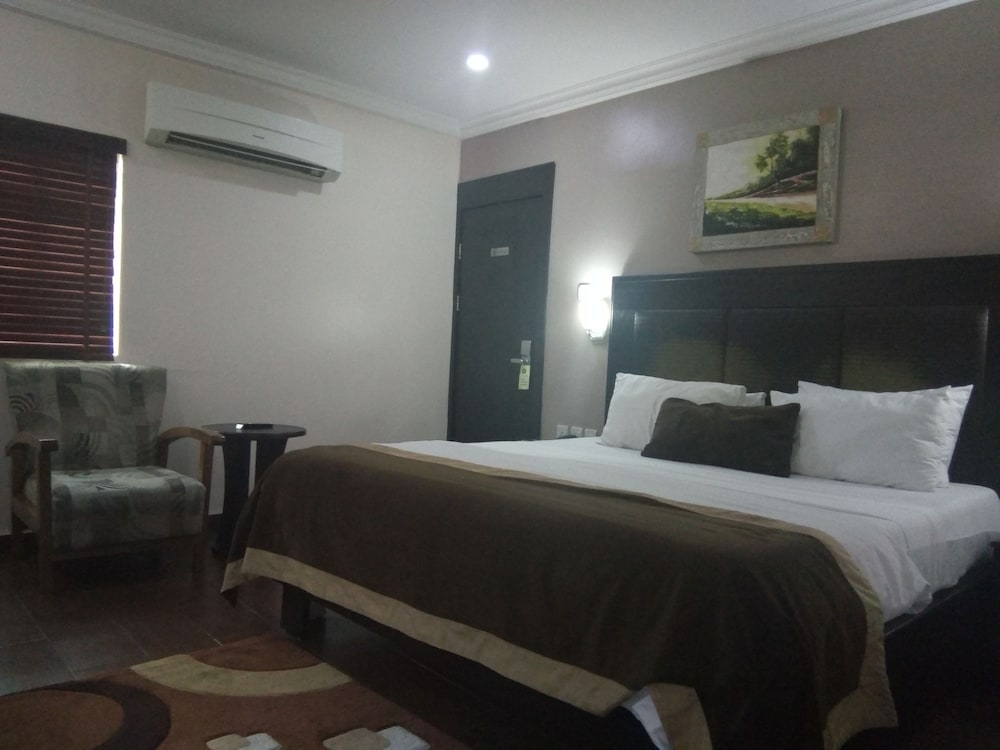 EXECUTIVE, QUEEN BED, POOL VIEW