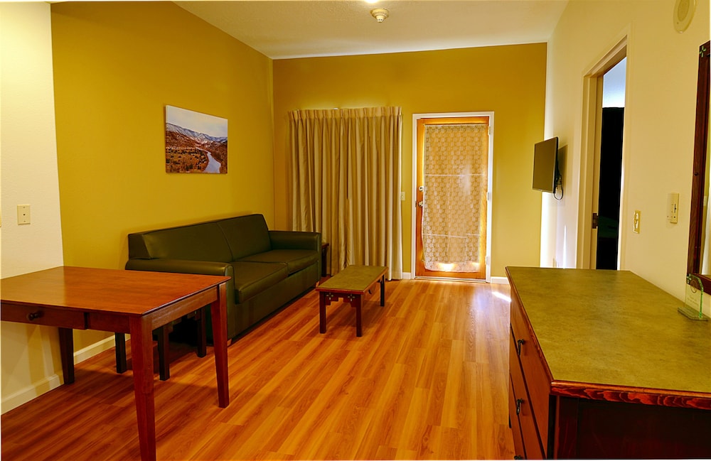 Ohkay Casino Resort Hotel 38/62