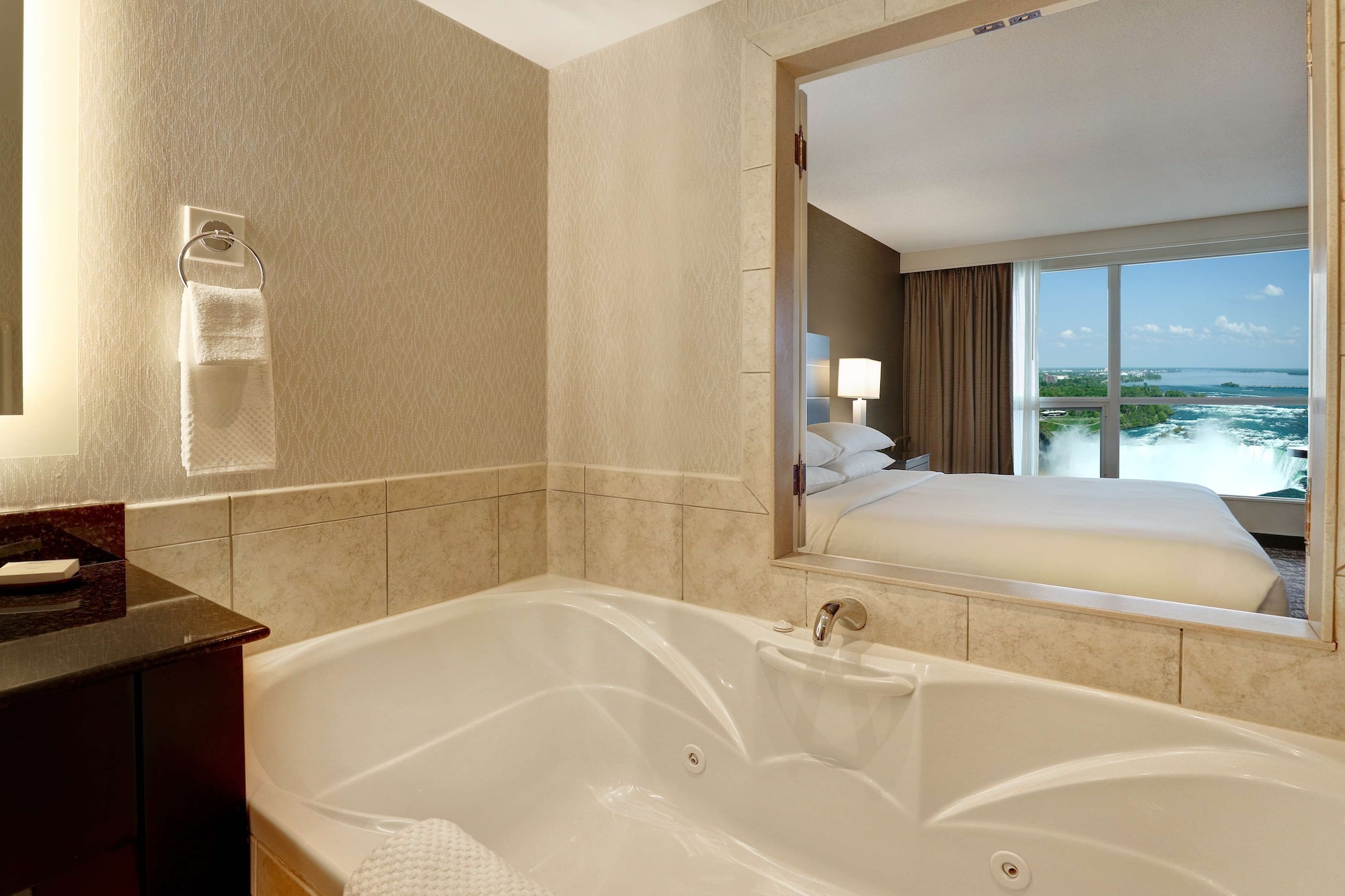 Room, King Bed, Partial Falls View, Sofa, Jetted Tub، Embassy Suites By Hilton Niagara Falls Fallsview 9/10