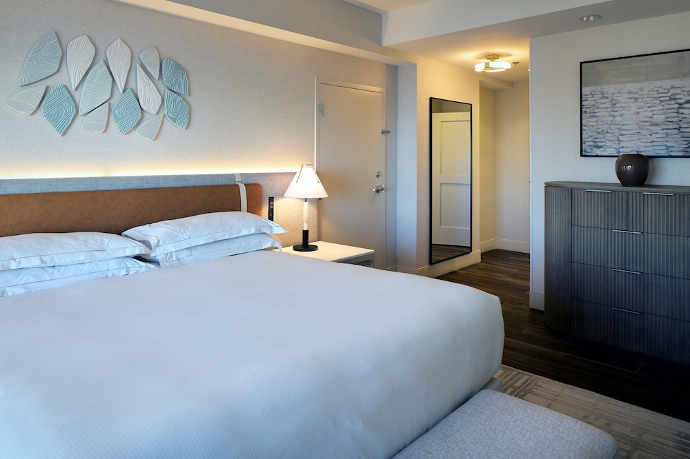 STUDIO, SUITE, KING BED