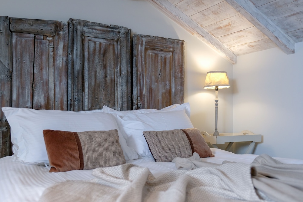 Deluxe, Suite, Double Bed, Stair Access Only, Sofa, Balcony, Attic، Amymone and Adiandi 5/10