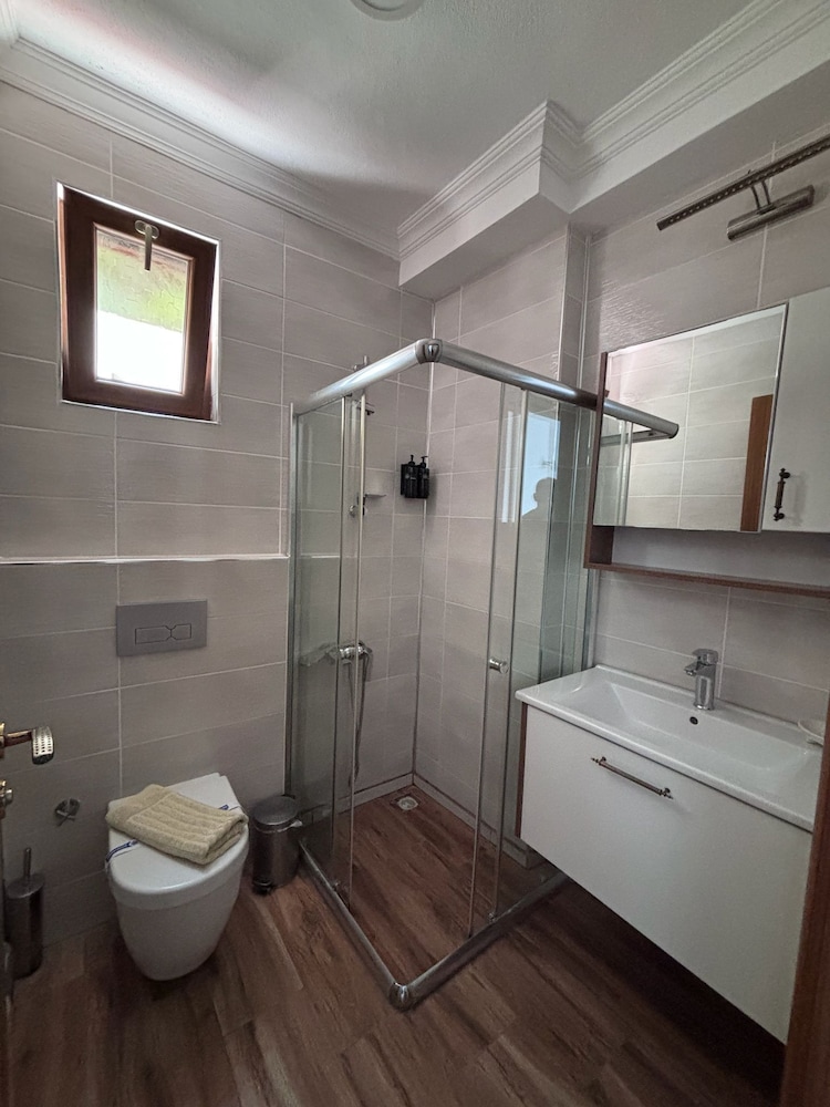 غرفة رباعية بسرير مزدوج وسريرين منفصلين بإطلالة على البحر، Giritlioglu Butik Hotel 4/4