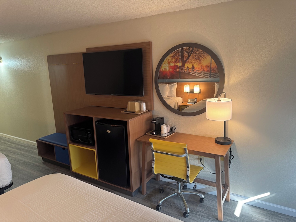 Days Inn & Suites by Wyndham Festus 51/60