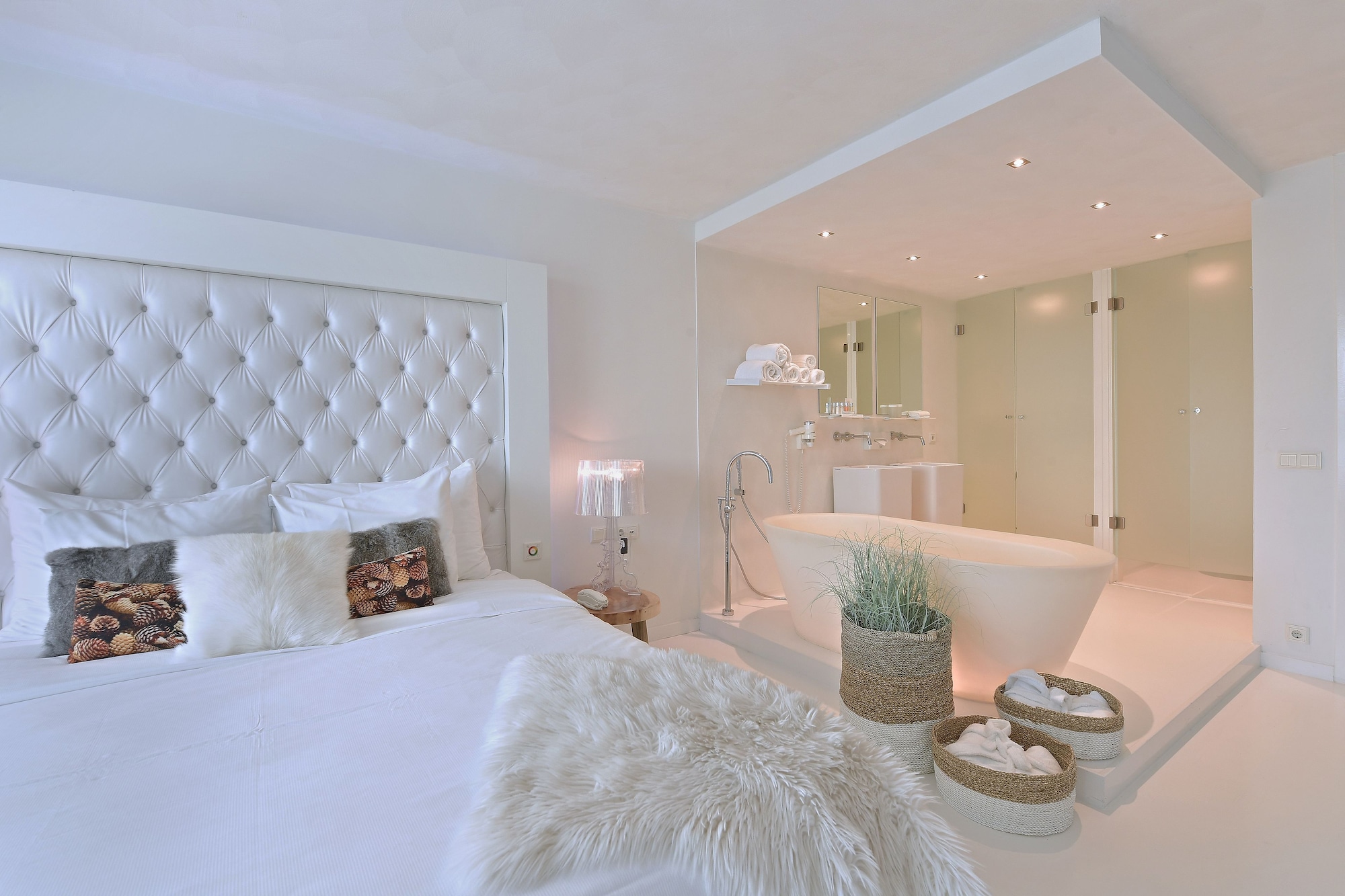 Suite, King Bed, North Wing