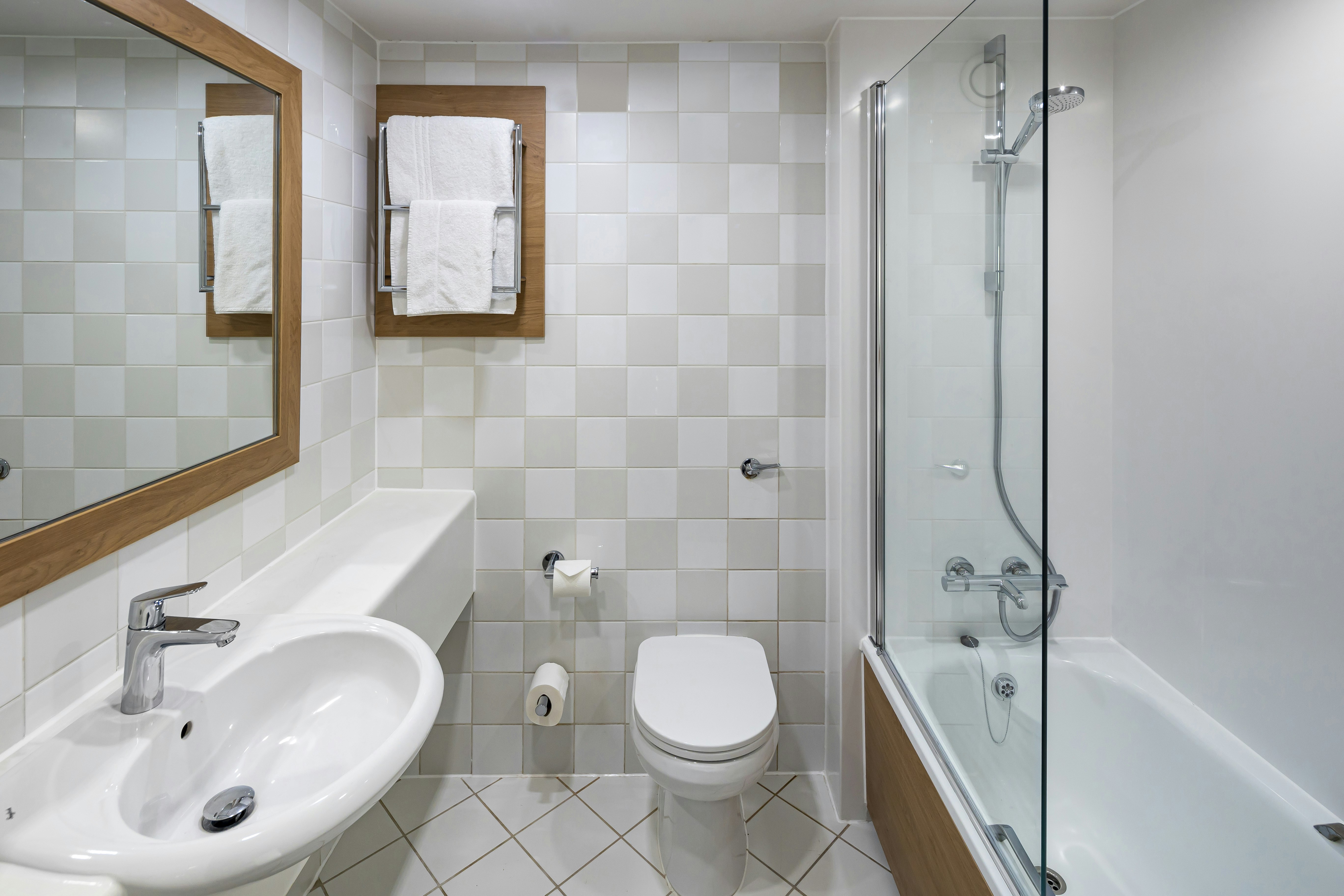Holiday Inn Farnborough by IHG 73/74