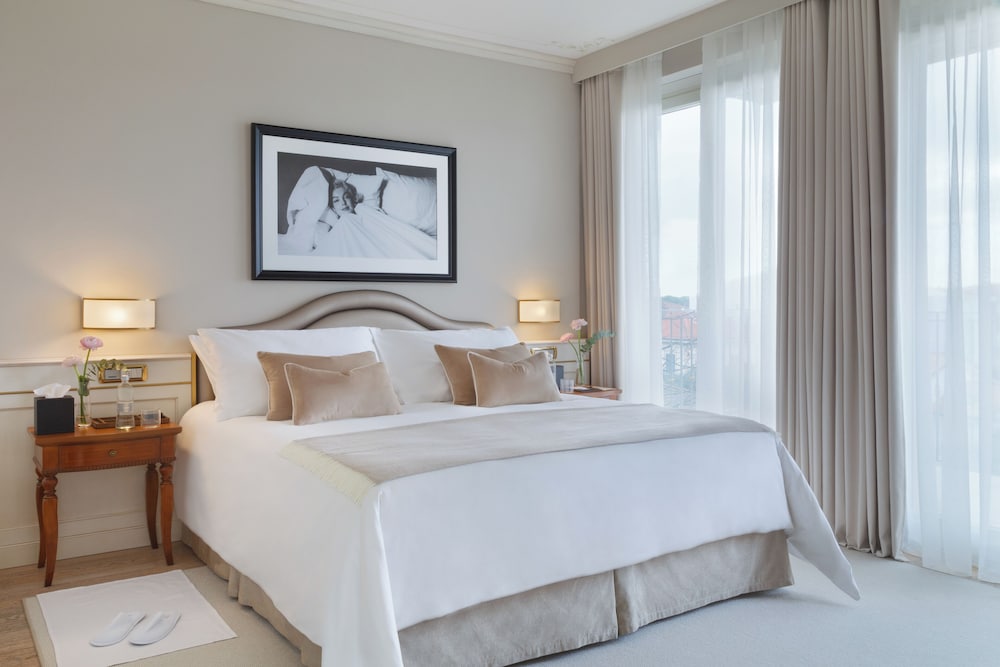 DELUXE, DOUBLE OR TWIN BED