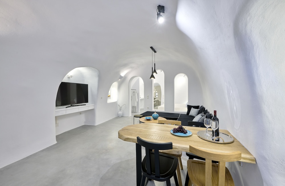 Cave Suite Oia 19/30
