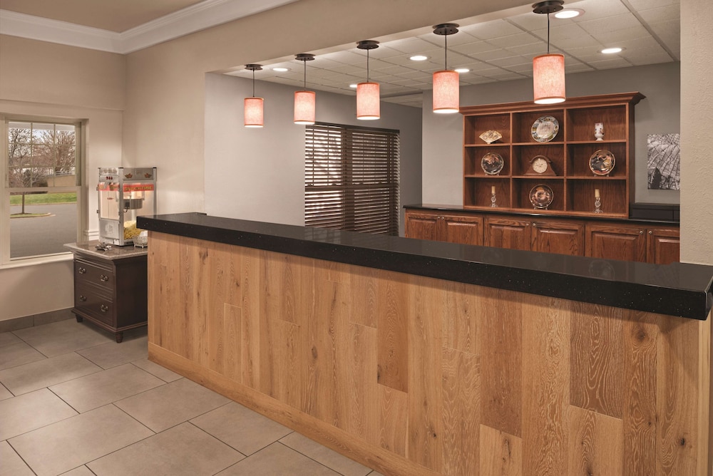 Country Inn & Suites by Radisson Schaumburg IL 4/33