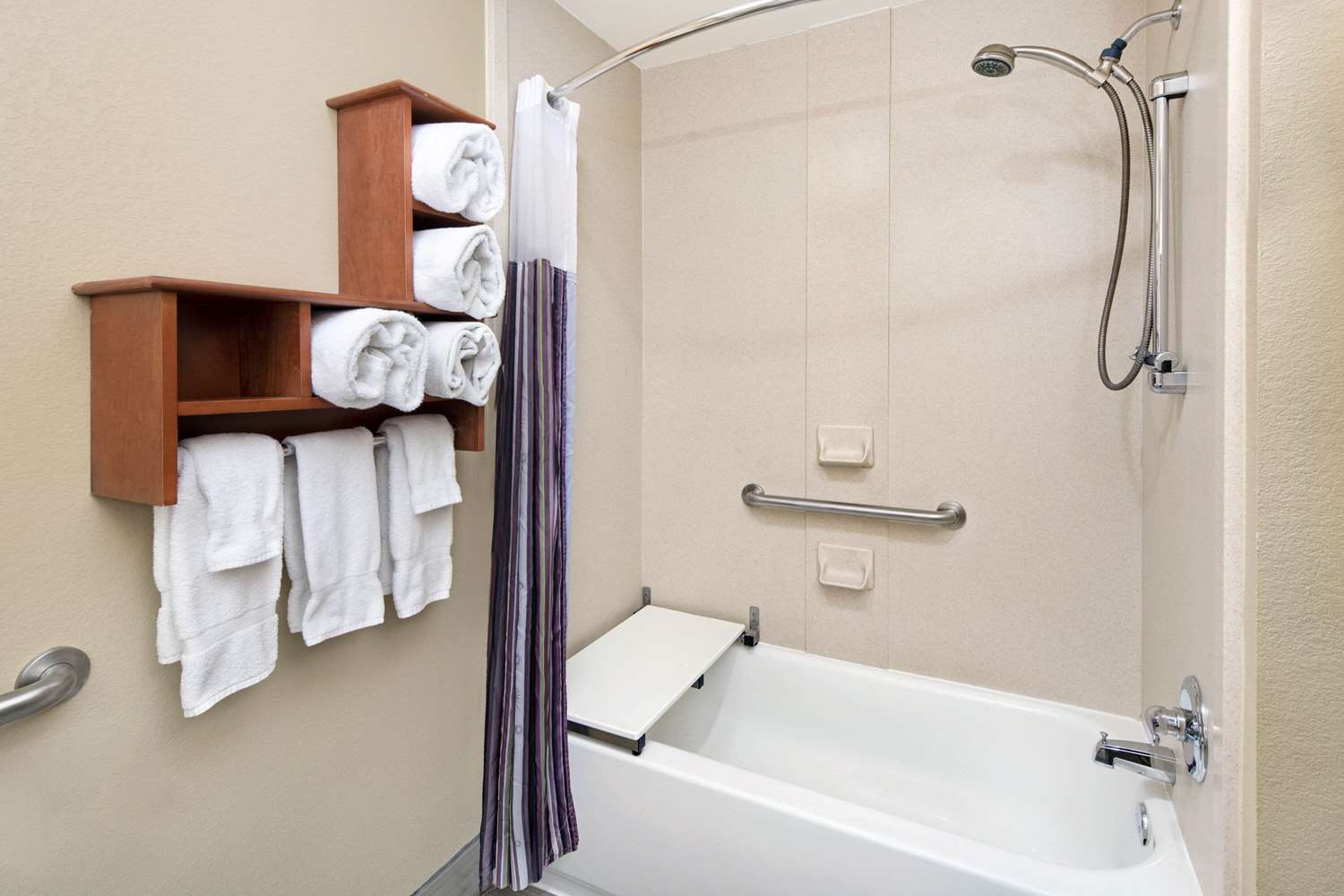 La Quinta Inn Suites By Wyndham Oxford Anniston 13/14