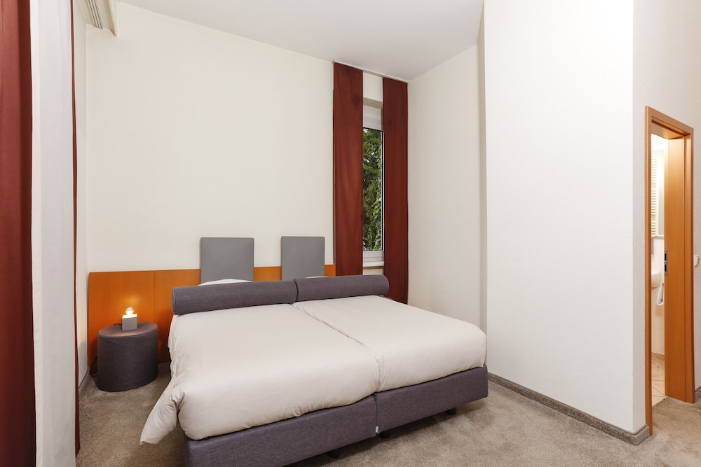 Hotel Am Rhein Wesseling 25/64