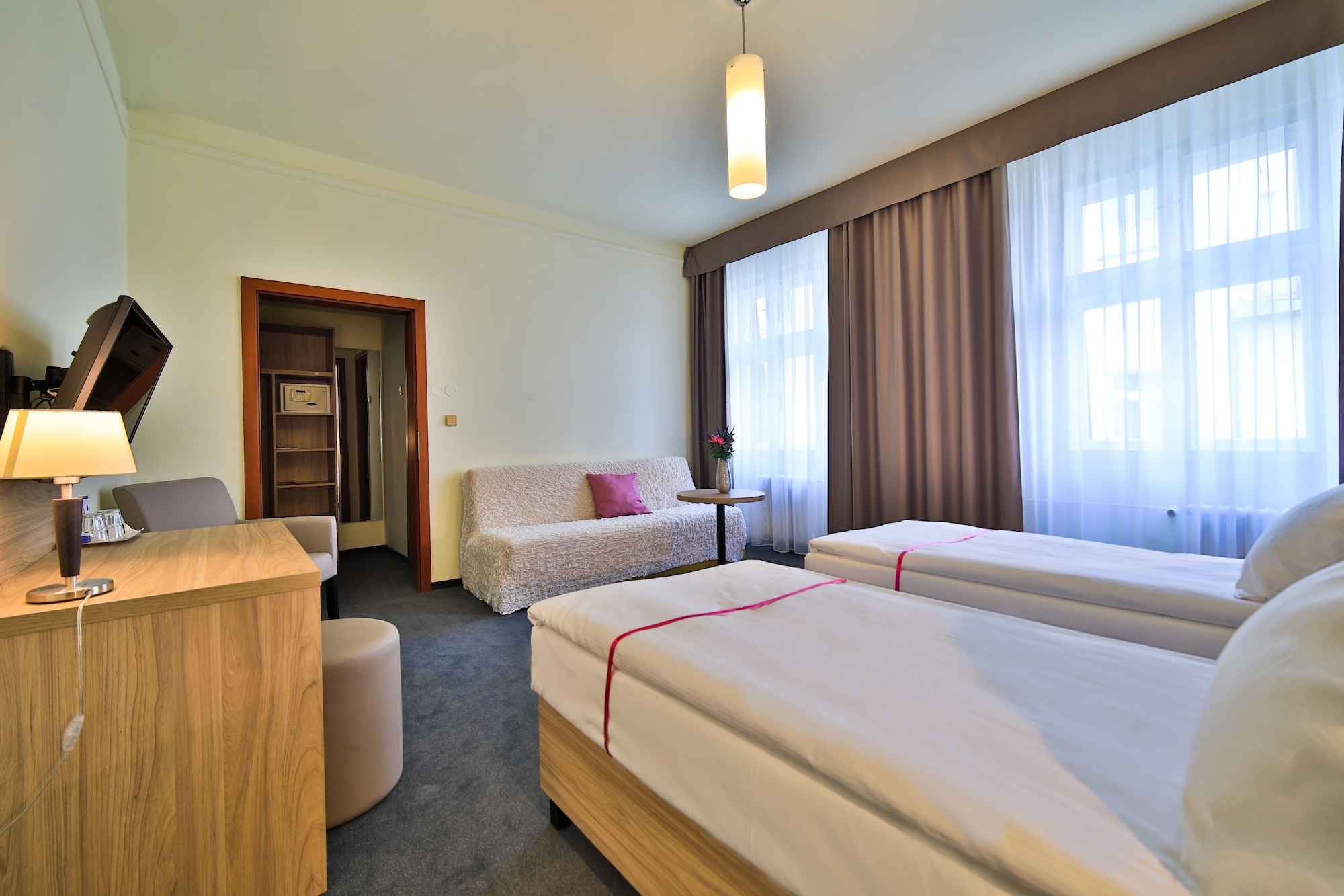 ROOM, TRIPLE, 1 DOUBLE AND 1 SINGLE BED